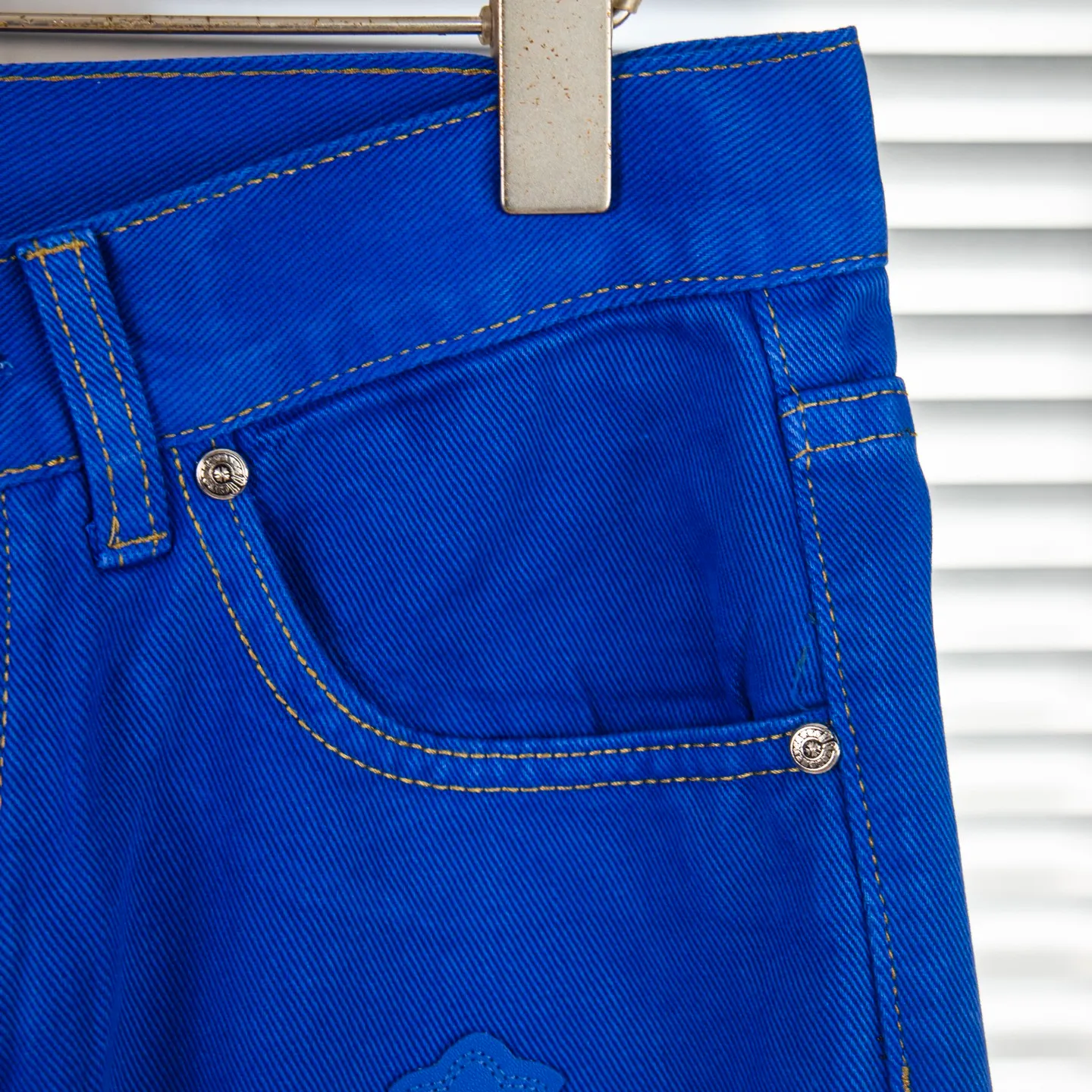 P270 Chrome hearts｜ch Chrome Hearts London-limited dopamine blue leather jeans - charming dopamine personality jeans, indispensable for fashionistas, the same model for celebrities, and a model touted by many bloggers. This new pair of pants is perfect in terms of shape and upper body. It is no exaggeration to say that making a pair of jeans is equivalent to the time of making 20 short-sleeved jeans. The fabric is made of high-quality imported denim. It has a unique high-end texture. I am very satisfied with it after washing and proofing several times. Style number: 1751# Color: Dopamine blue Size: 28 30 32 34